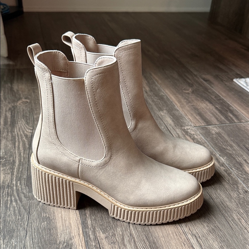 Dolce Vita Cream Ankle Booties Size 9